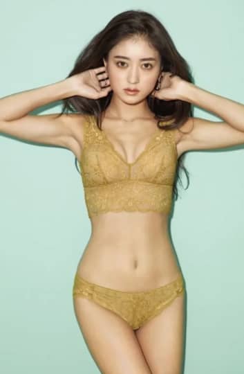 黄色い下着姿の池田美優(正面)