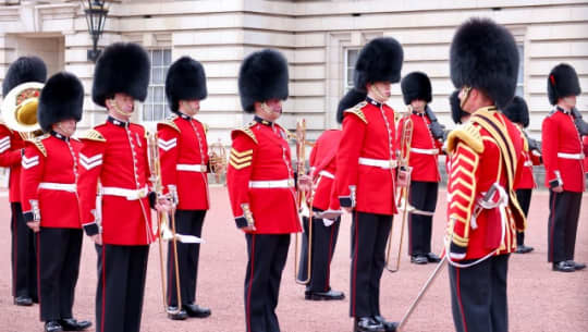 ロンドンの赤と黒の兵隊さん バッキンガム宮殿で衛兵交代式の見学スポット7選と行き方 注意点をご紹介 Trip Partner トリップパートナー