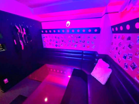 ハプニングバーの店内