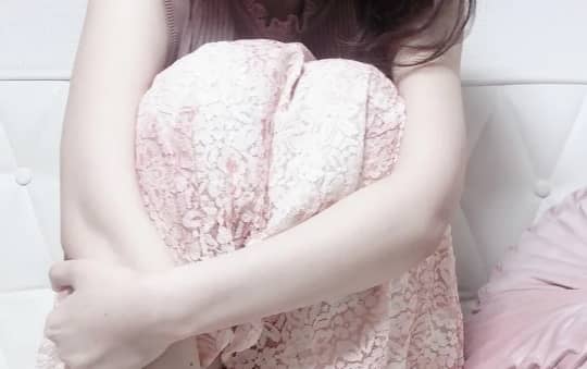 座っている女性