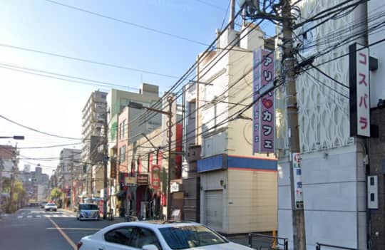 お店の看板が並ぶ通り