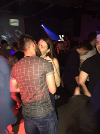 ディスコでキス