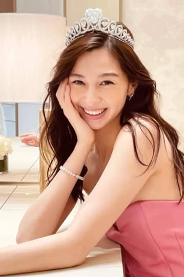 ドレスとティアラの中条あやみ