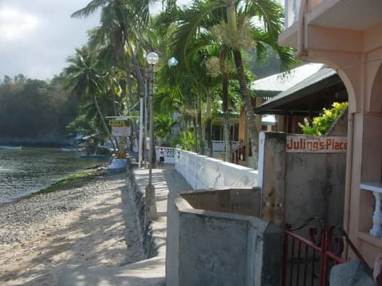 サバンビーチ沿いのホテルと歩道