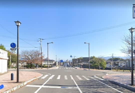 川沿いの前