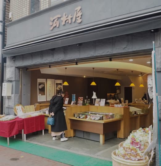 駅から商店街を入ってすぐ左側にあるお店。