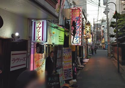 ラブリリーアイドルプロデュースの店舗前