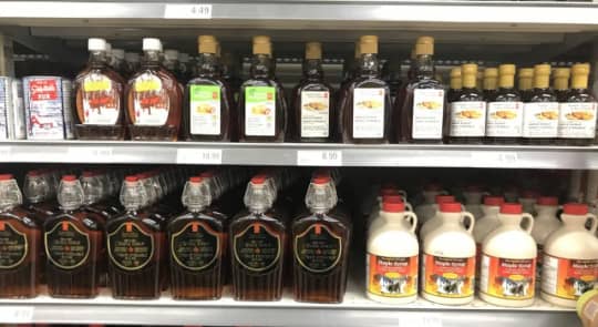 カナダのスーパーにあるメープルシロップ