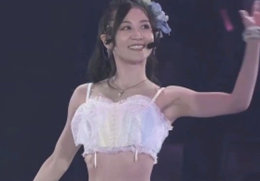 吉田朱里のエロい乳首にドキドキ