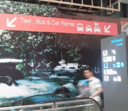 KLIA2タクシー＆バス乗り場案内表示