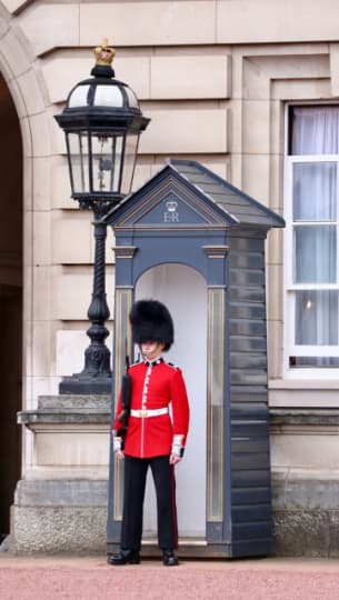 ロンドンの赤と黒の兵隊さん バッキンガム宮殿で衛兵交代式の見学スポット7選と行き方 注意点をご紹介 Trip Partner トリップパートナー