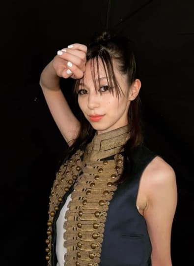 額に手を当てる中条あやみ