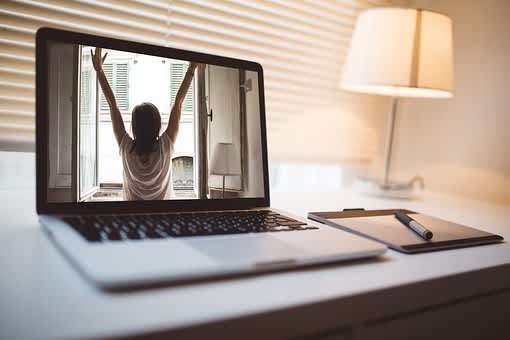 女性が映ったPC