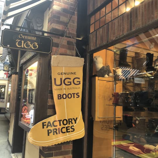 UGG