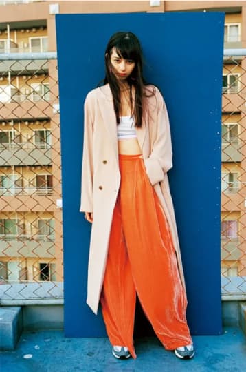 ピンクのコートの中条あやみ