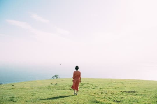 岬にたたずむ女性