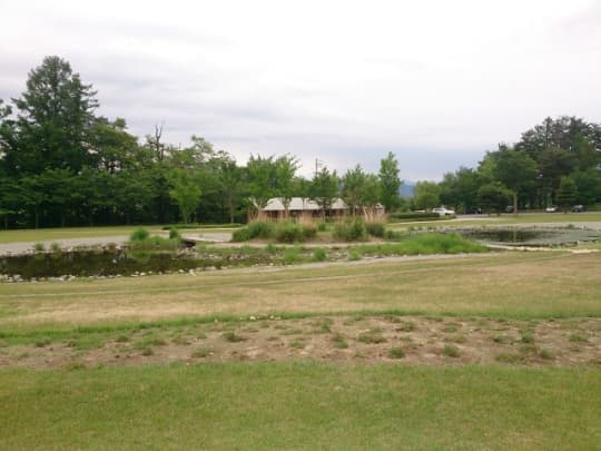 安曇野ちひろ美術館の広大な庭