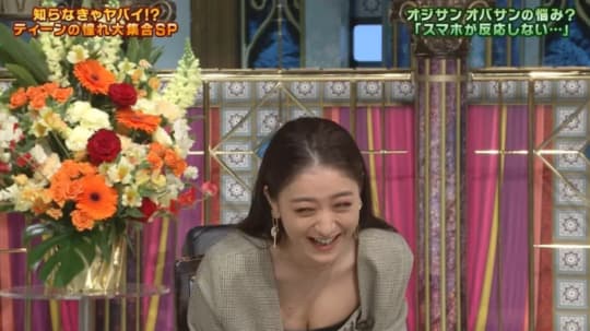 笑顔で谷間を見せる池田美優