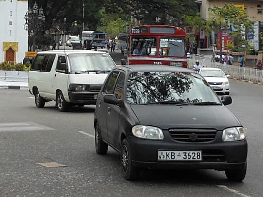 キャンディを走る普通車