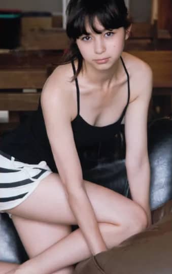 黒キャミソール姿の中条あやみ