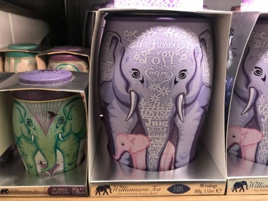 かわいらしい缶にはクリスマスや季節の限定品もたまにあり