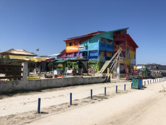 バマ・ベケのヒッピーな建物