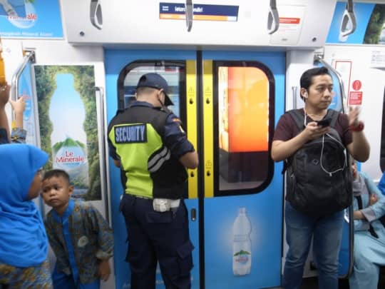 ジャカルタ地下鉄車内セキュリティ