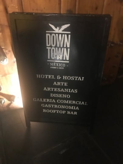 DOWN TOWNの入口サイン