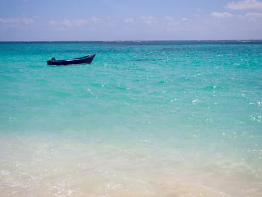 ハワイ透き通った海とボート
