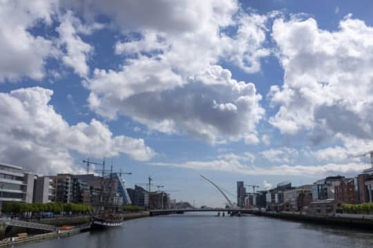 アイルランドの街と空