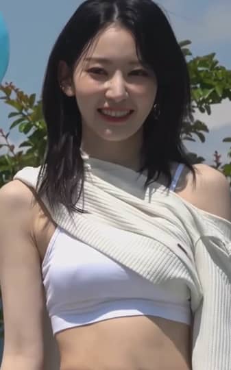 宮脇咲良 おっぱい