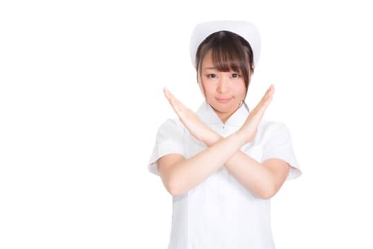 ばってんポーズのナース