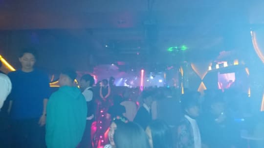 バーカウウターからDJブース