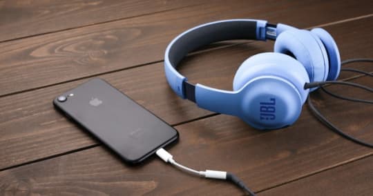 iPhoneに繋がっているヘッドフォン