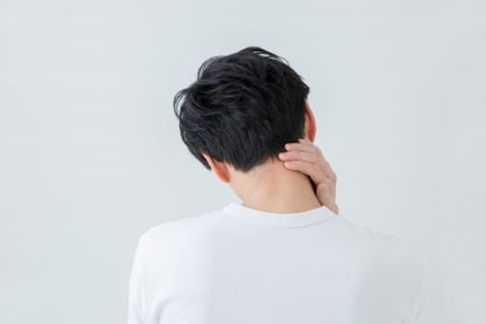 首を抑える男性