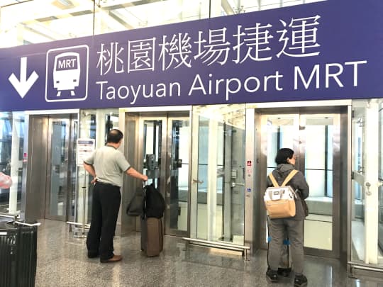 桃園空港第１ターミナルMRT駅へ向かうエレベーター