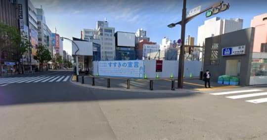 すすきの駅前