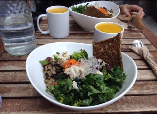 店内で頂けるサラダ