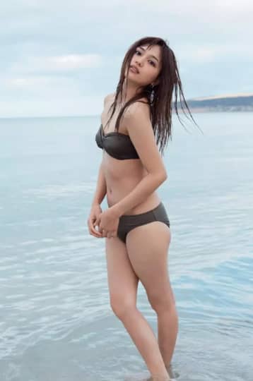 黒ビキニでぬれる川口春奈