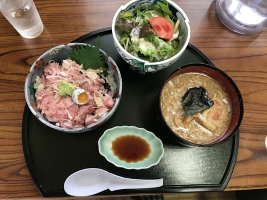 ネギトロ丼と一緒に、背油ラーメンも楽しめます！