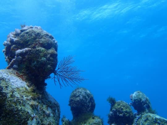 メキシコ　カンクン沖　海底美術館