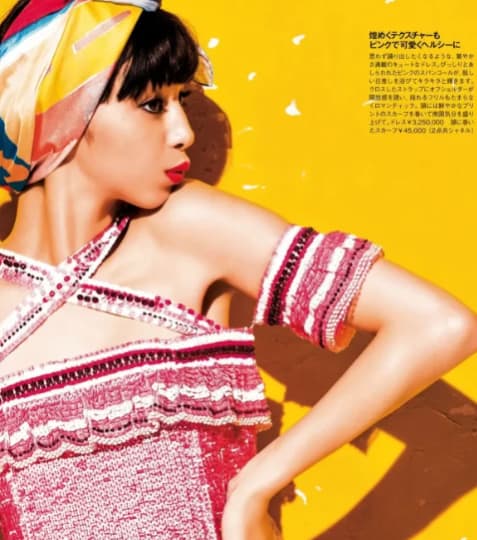 ピンクのキャミソールの中条あやみ