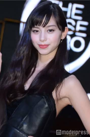 黒い衣装の中条あやみ