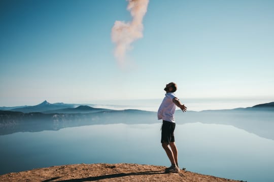 開放的な男性の画像