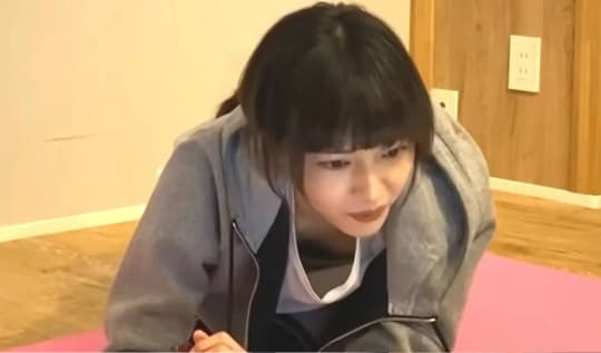 川口春香の胸チラ
