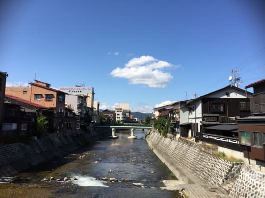 高山の川沿い