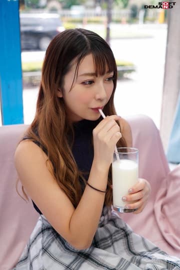 牛乳を飲む女性