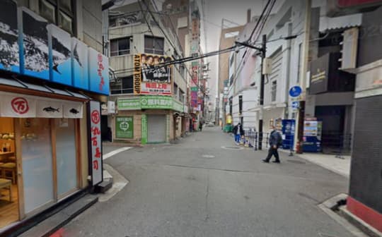 丸万寿司と緑看板の無料案内所