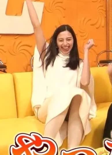 ソファでガッツポーズの中条あやみ