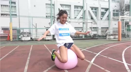 バランスボールに乗る池田美優